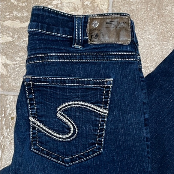 Silver Suki High Capri Jeans  Dark Indigo with Contrast Stitching - Picture 2 of 10